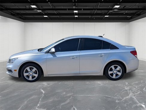 Used 2016 Chevrolet Cruze LT image 2