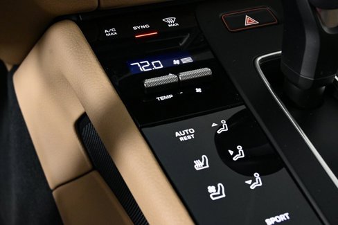 Certified 2025 Porsche Macan image 18
