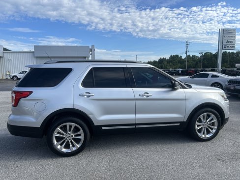 Used 2019 Ford Explorer XLT w/ Equipment Group 202A image 10