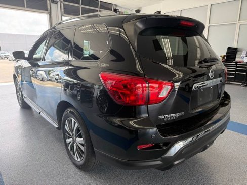 Used 2019 Nissan Pathfinder SL image 3