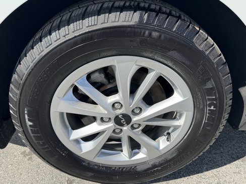 Used 2022 Kia Carnival LX image 38
