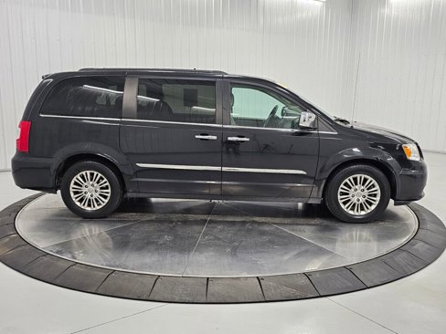 Used 2015 Chrysler Town & Country Touring-L w/ Driver Convenience Group image 34