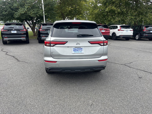 Used 2022 Mitsubishi Outlander ES image 3