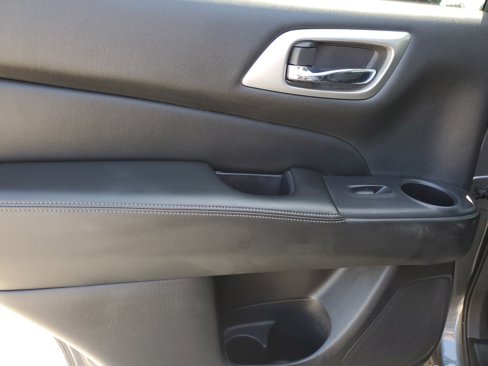 Used 2020 Nissan Pathfinder SV image 16