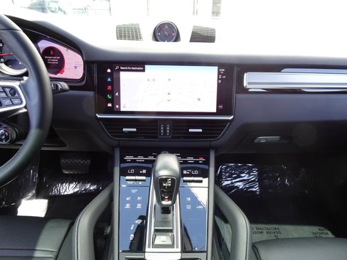 Used 2023 Porsche Cayenne Platinum Edition image 17