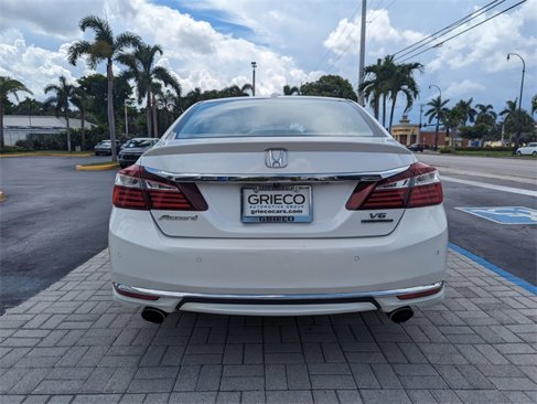 Used 2017 Honda Accord Touring image 10