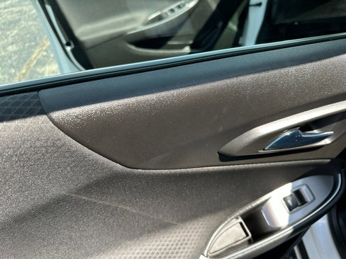 Used 2017 Chevrolet Malibu LT image 23