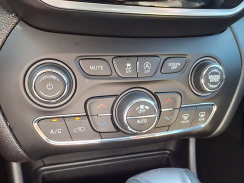 Used 2020 Jeep Cherokee Limited image 29
