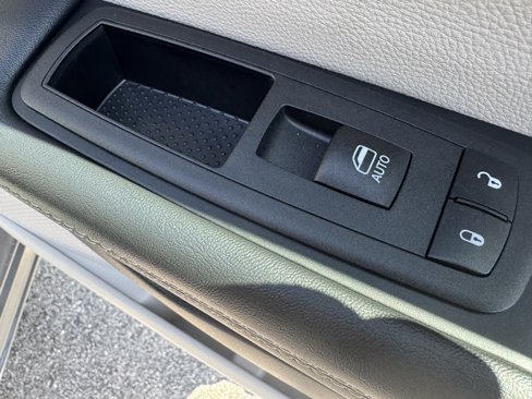 Used 2023 Chrysler Pacifica Touring-L image 36