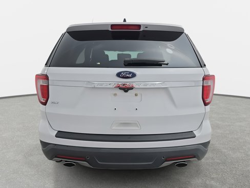Used 2018 Ford Explorer XLT image 6
