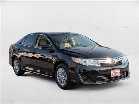 Used 2014 Toyota Camry LE image 3
