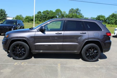 Used 2021 Jeep Grand Cherokee Laredo X image 2