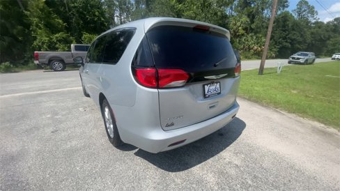 Used 2022 Chrysler Voyager LX image 6