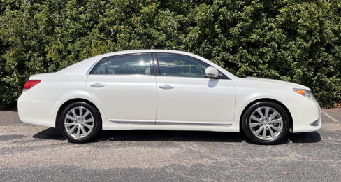 Used 2011 Toyota Avalon Limited image 9