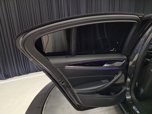 Used 2018 BMW M550i xDrive image 25
