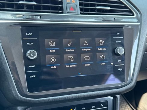 Used 2022 Volkswagen Tiguan SE image 11