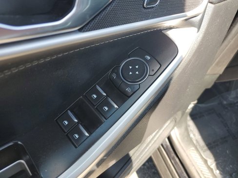 Used 2022 Ford Explorer XLT image 28
