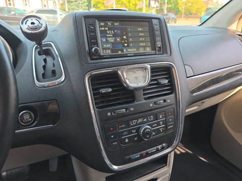 Used 2016 Chrysler Town & Country Touring w/ Driver Convenience Group image 33
