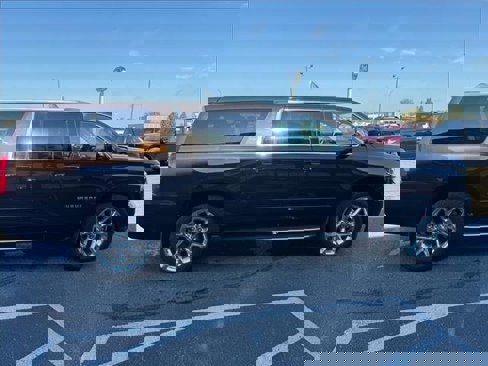 Used 2018 Chevrolet Suburban Premier image 3