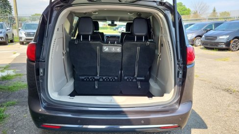 Used 2019 Chrysler Pacifica Touring-L image 11