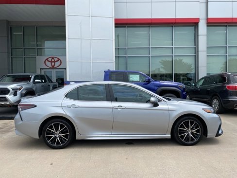 Used 2024 Toyota Camry SE image 2