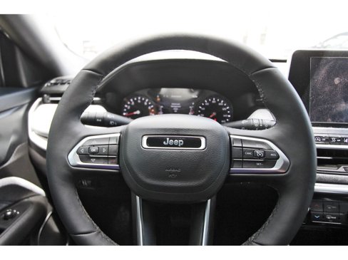 Used 2025 Jeep Compass Latitude image 16