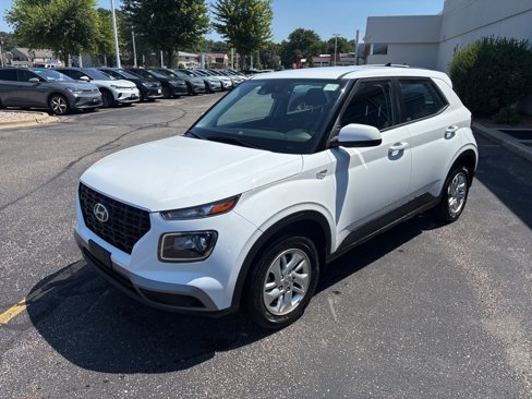 Used 2022 Hyundai Venue SE image 2