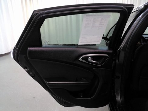Used 2015 Chrysler 200 Limited w/ Convenience Group image 17