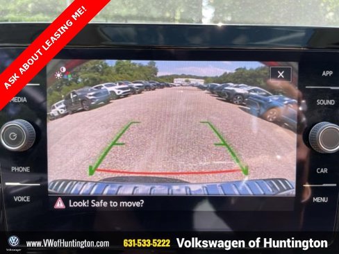 Certified 2025 Volkswagen Jetta SE w/ Sunroof Package image 26