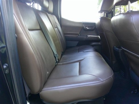 Used 2021 Toyota Tacoma Limited image 20