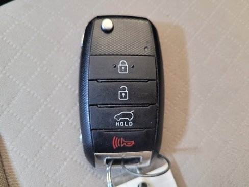 Used 2017 Kia Sorento LX image 32