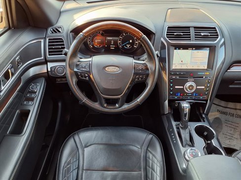 Used 2018 Ford Explorer Platinum image 3