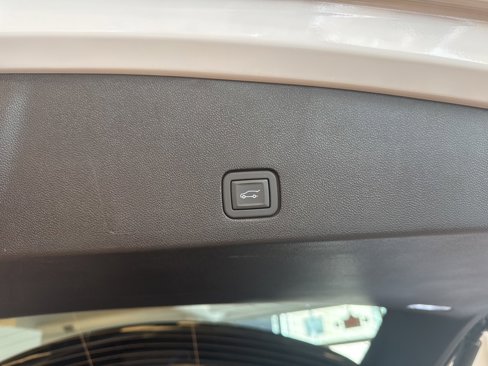 Used 2025 Cadillac XT6 Luxury image 21
