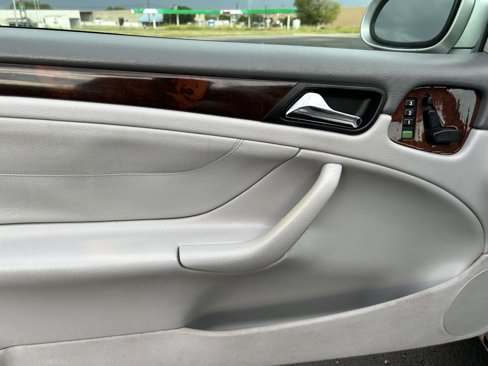Used 2001 Mercedes-Benz CLK 320 Coupe image 24