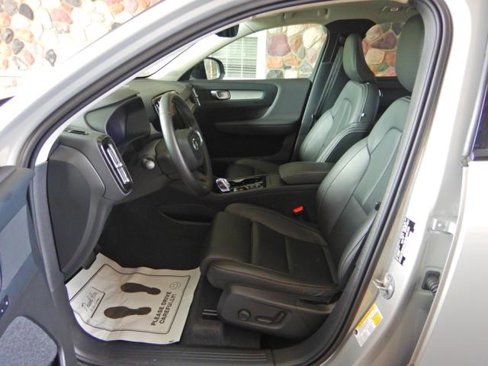 Used 2025 Volvo XC40 B5 Plus image 2