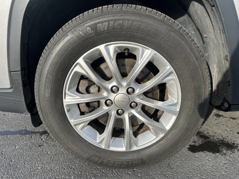 Used 2019 Jeep Cherokee Latitude w/ Popular Appearance Group image 18