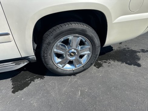 Used 2010 Chevrolet Avalanche LTZ image 9