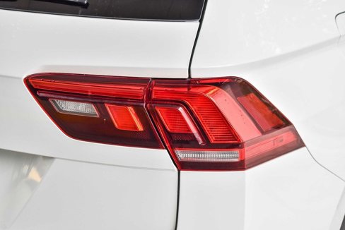 Used 2021 Volkswagen Tiguan SE w/ Panoramic Sunroof Package image 7