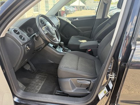 Used 2017 Volkswagen Tiguan S image 8