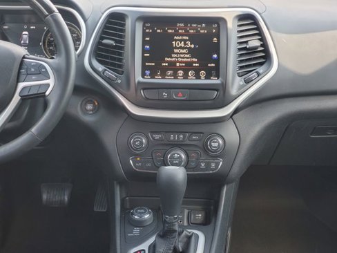 Used 2018 Jeep Cherokee Overland image 29