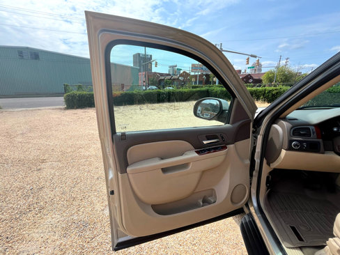 Used 2014 Chevrolet Suburban LT image 31