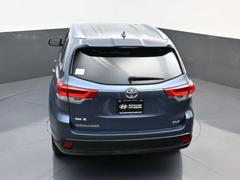 Used 2019 Toyota Highlander SE image 17