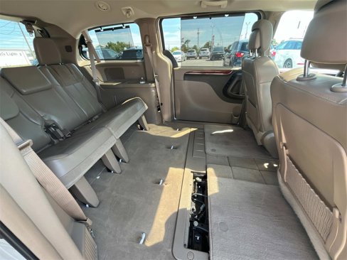 Used 2014 Chrysler Town & Country Limited w/ Luxury Group image 15