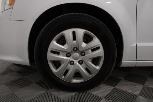 Used 2019 Dodge Grand Caravan SE w/ UConnect Hands-Free Group image 32