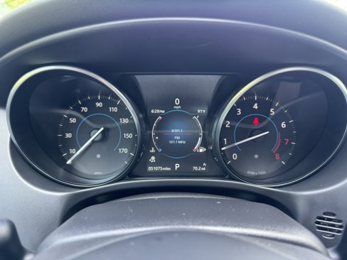 Used 2018 Jaguar XE image 19