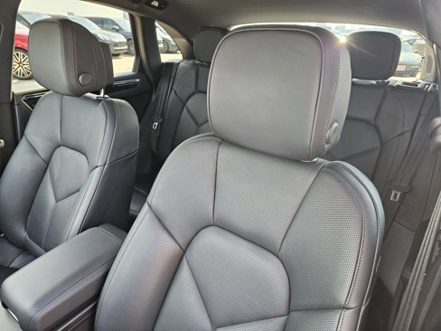 Certified 2025 Porsche Macan Turbo image 6