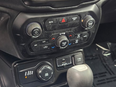 Used 2020 Jeep Renegade Latitude w/ Cold Weather Group image 26