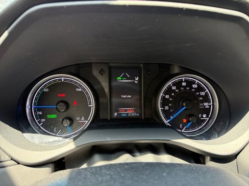 Certified 2022 Toyota Venza LE image 28