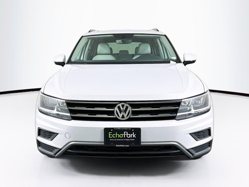Used 2018 Volkswagen Tiguan SE w/ Panoramic Sunroof Package image 2