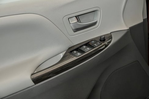 Used 2015 Toyota Sienna XLE image 9